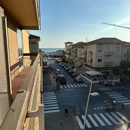 2 Bedroom 50 M From The Sea *