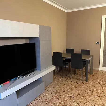 2 Bedroom 50 M From The Sea *