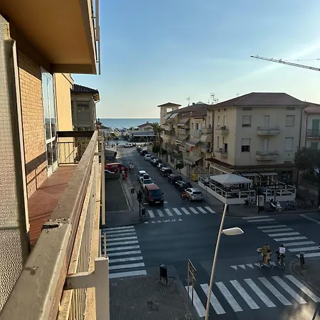 2 Bedroom 50 M From The Sea Lido di Camaiore