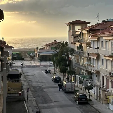 아파트 2 Bedroom 50 M From The Sea *